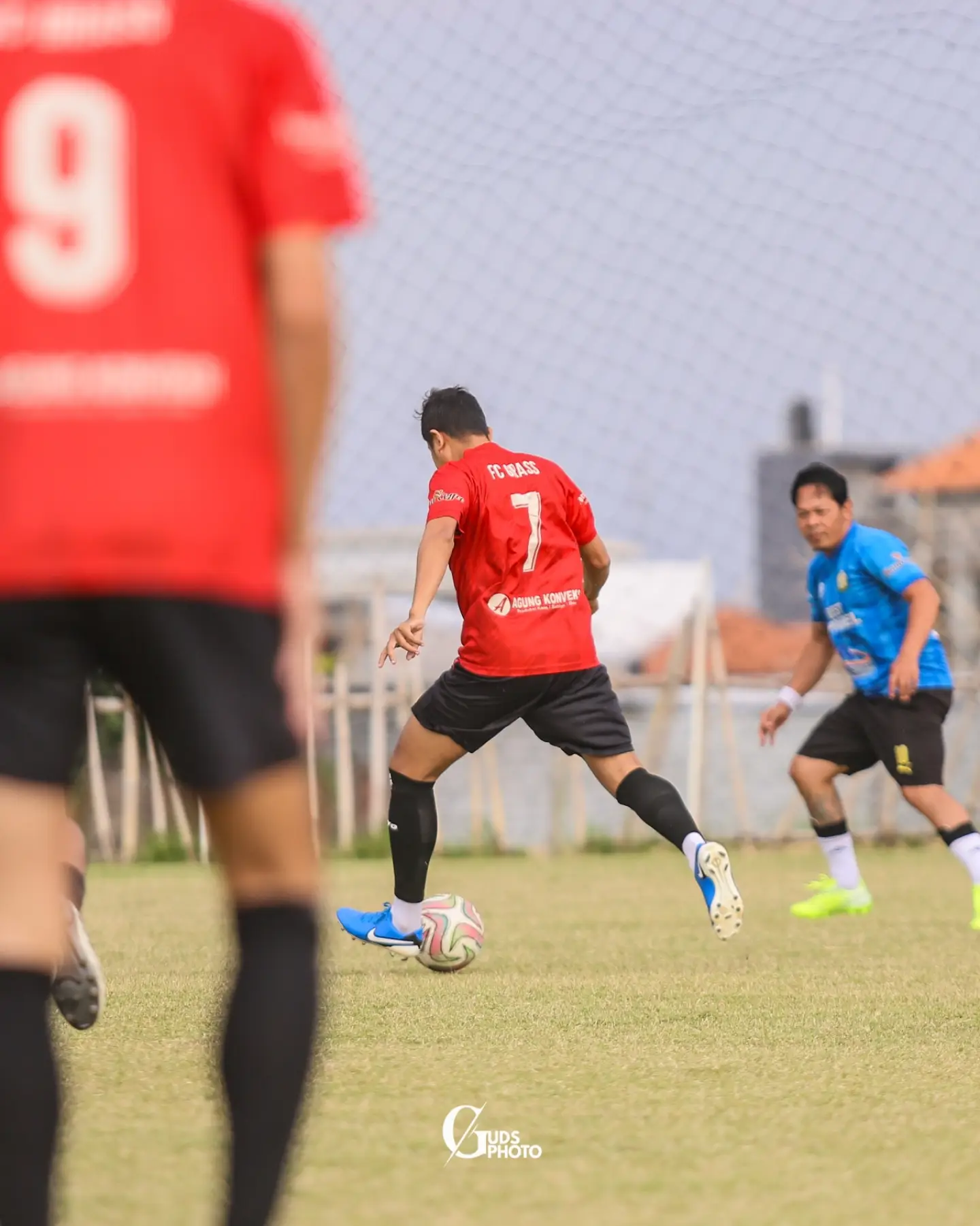 Pemain Grass FC berjersey merah